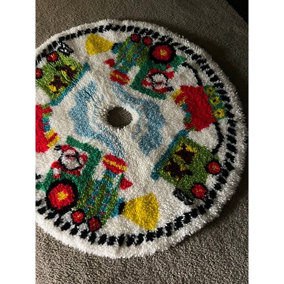 Vintage 1980's Handmade Hooked Christmas Tree Rug In A Choo Choo Train Pattern - Picture 3 of 9